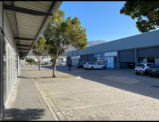 366M² RETAIL TO LET IN TOKAI